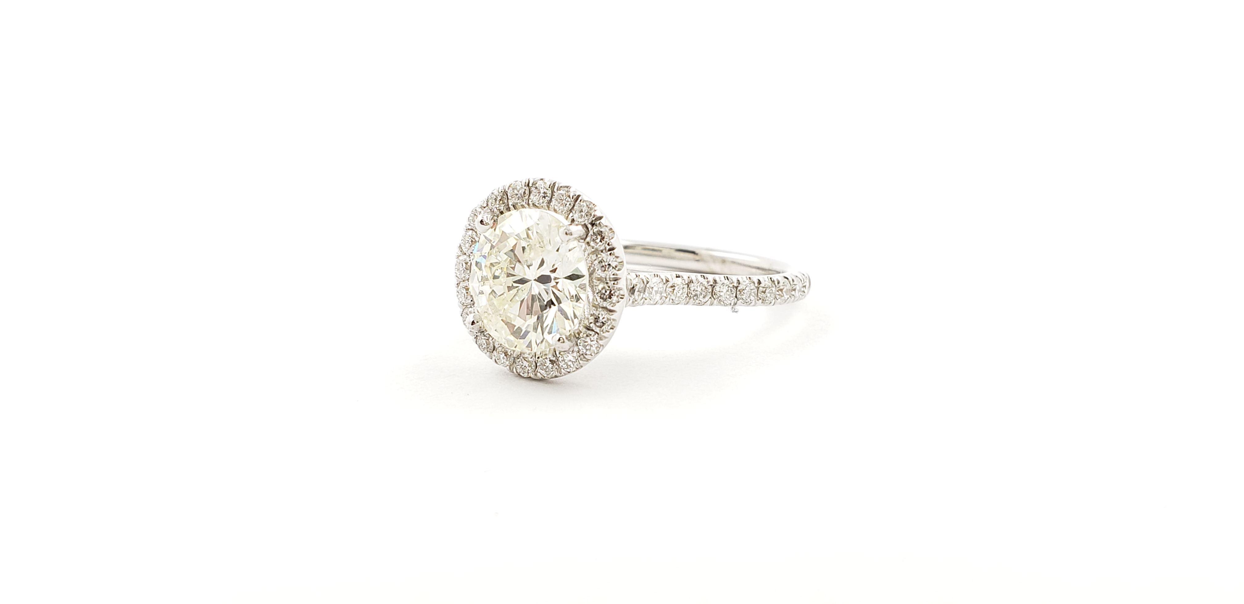Round Shape Diamond Ring with Halo
